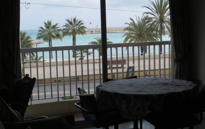 Location de vacances - Appartement à Menton - séjour coin à manger avec vue sur la mer