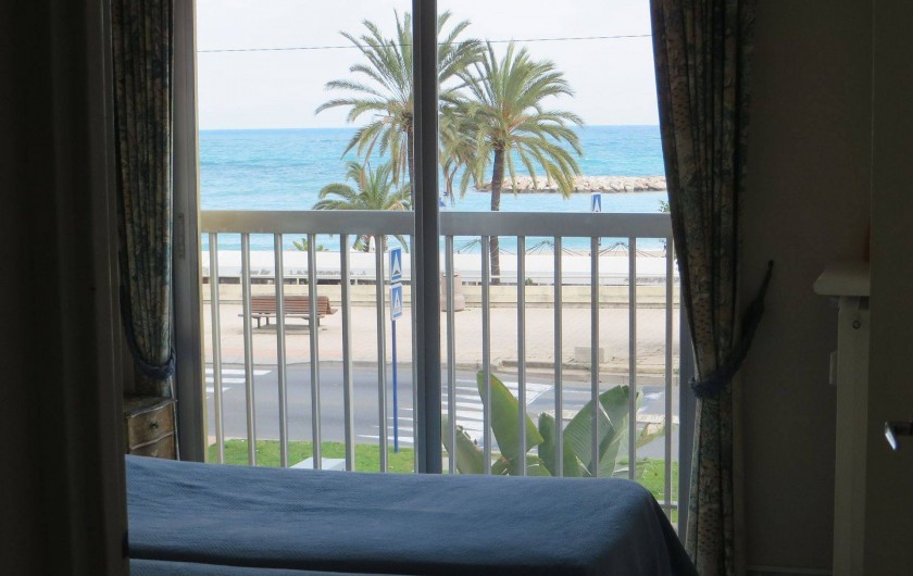 Location de vacances - Appartement à Menton - chambre à coucher vue sur mer