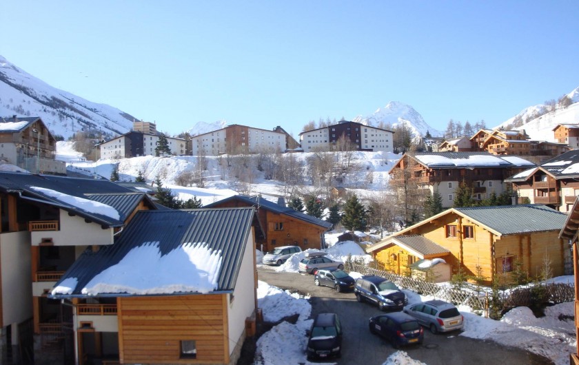 Location de vacances - Appartement à Les Deux Alpes - Au sud : vue de face avec au loin le rocher de La Muzelle