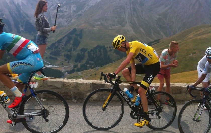 Maillot jaune du Tour du France en ascension du Col d'Allos