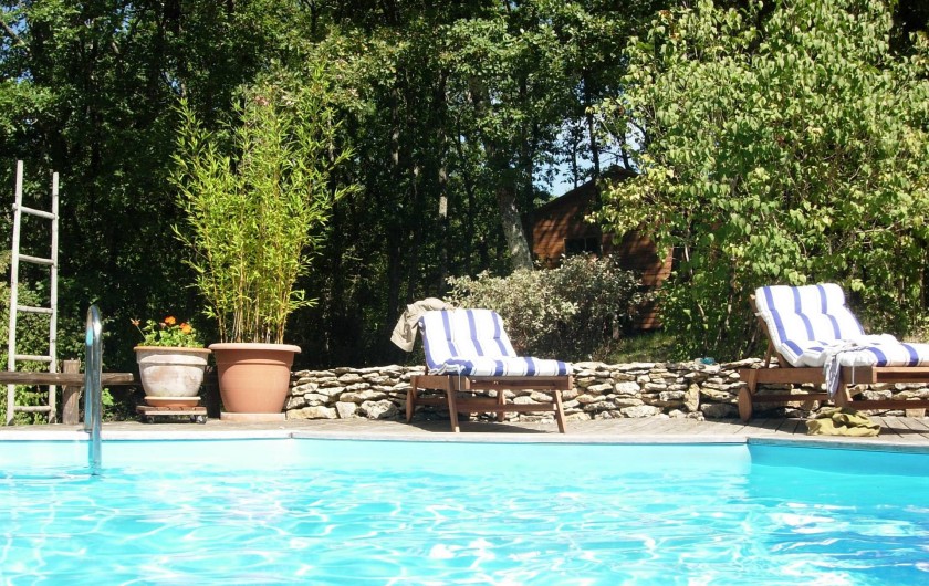 Votre piscine privative plein sud sur terrasse bois devant la maison.