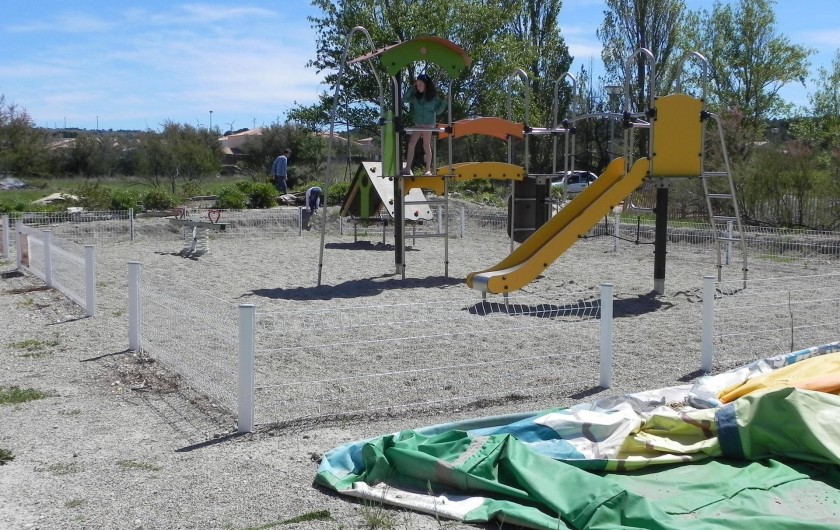 Location de vacances - Bungalow - Mobilhome à Sigean - Aire de jeux enfants avec une structure gonflable
