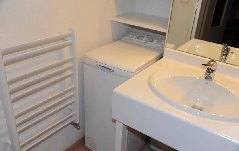 Location de vacances - Appartement à Bourg-Saint-Maurice - salle de bains : lavabo, machine à laver le linge