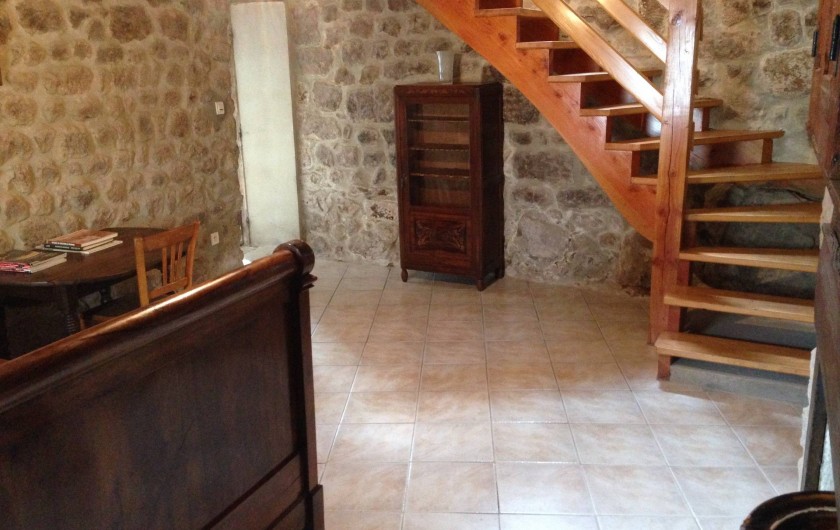 Location de vacances - Maison - Villa à Saint-Julien-Labrousse - la chambre murs de pierre d’où part l'escalier
