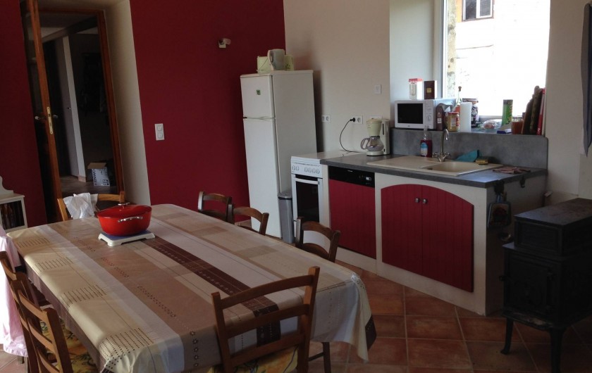 Location de vacances - Maison - Villa à Saint-Julien-Labrousse - grande pièce de vie avec le coin cuisine