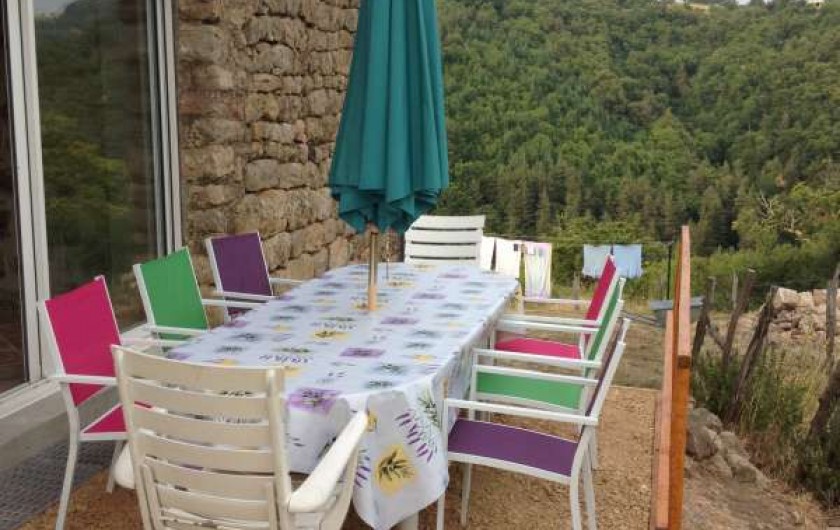 Location de vacances - Maison - Villa à Saint-Julien-Labrousse - la terrasse pour prendre vos repas en regardant la vallée