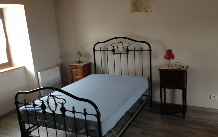 Location de vacances - Maison - Villa à Saint-Julien-Labrousse - en haut de l'escalier chambre avec 1 lit de 130