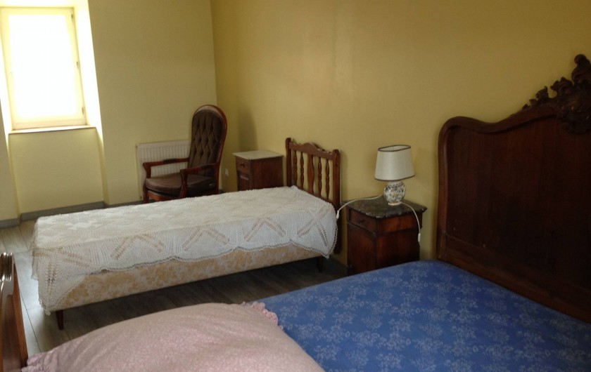 Location de vacances - Maison - Villa à Saint-Julien-Labrousse - à l'étage la chambre jaune un lit de 140 et un lit 1 place