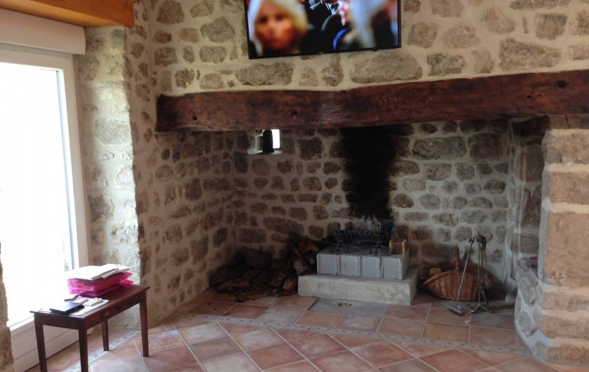 Location de vacances - Maison - Villa à Saint-Julien-Labrousse - dans la gde pièce de vie le coin cheminée