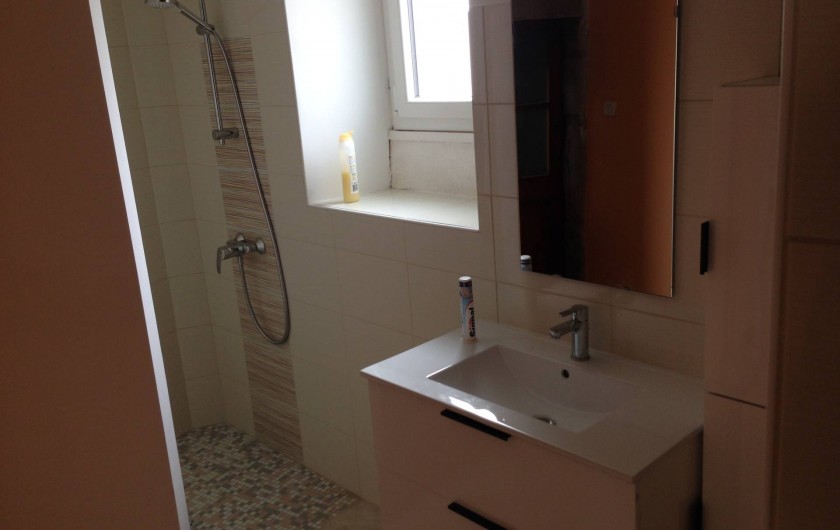 Location de vacances - Maison - Villa à Saint-Julien-Labrousse - salle de bain avec douche italienne et WC