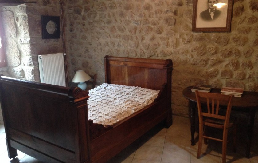 Location de vacances - Maison - Villa à Saint-Julien-Labrousse - en bas la chambre murs de pierre avec un lit de 130