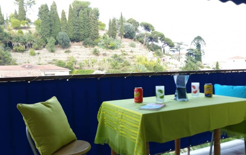 Location de vacances - Appartement à Menton - Tables avec allonges pour profiter d'un moment de détente sur la terrasse.