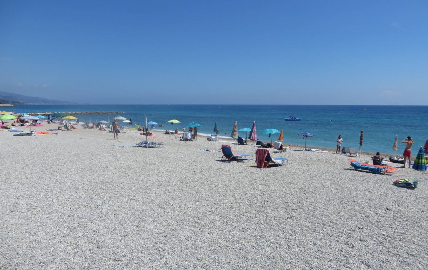 Location de vacances - Appartement à Menton - Plage du borrigo située à proximité de l'appartement. Menton compte 8 plages.