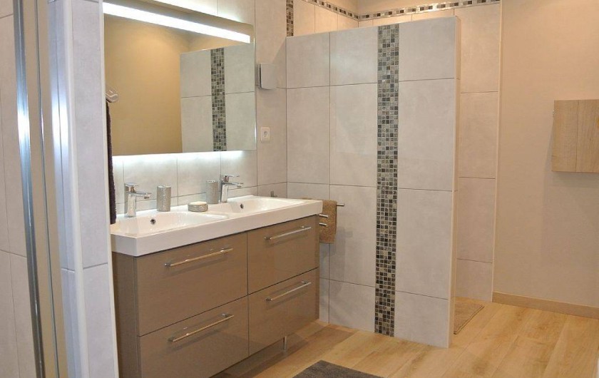 Location de vacances - Appartement à Caderousse - La salle de bain avec WC