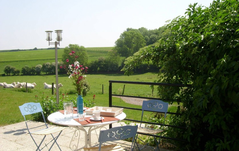 Location de vacances - Gîte à Widehem - Midi en terrasse ouverte sur la campagne et orientée est - sud - ouest