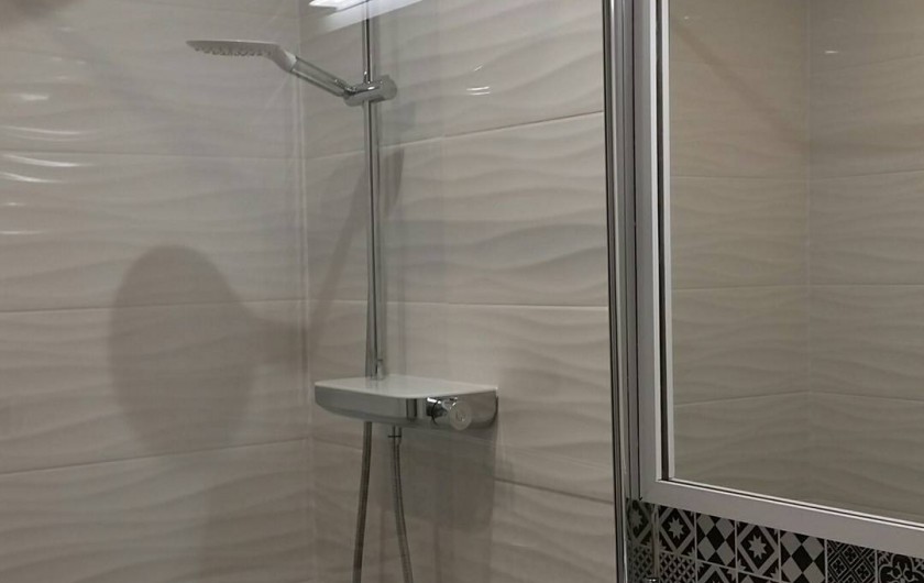 Salle de bains, avec douche à l'italienne