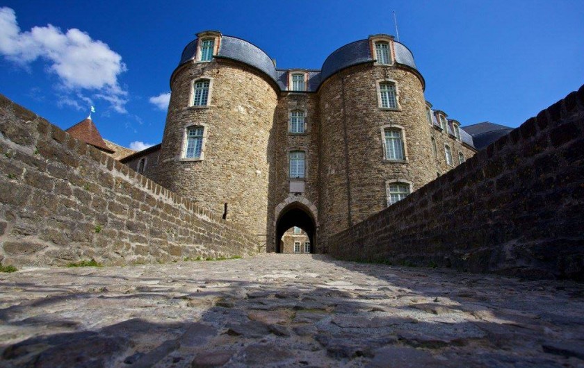 Location de vacances - Gîte à Widehem - Majesté de l'entrée du Château Comtal, Château Musée  de Boulogne