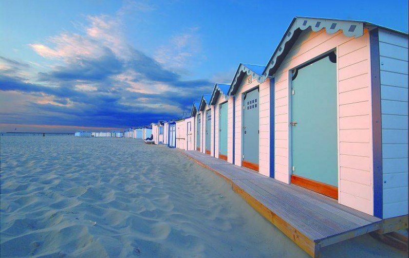Cabines de plage sur le sable de la Côte d'Opale