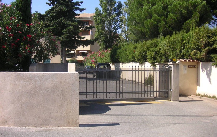 Location de vacances - Appartement à Fréjus Plage - entrée résidence, place de parking