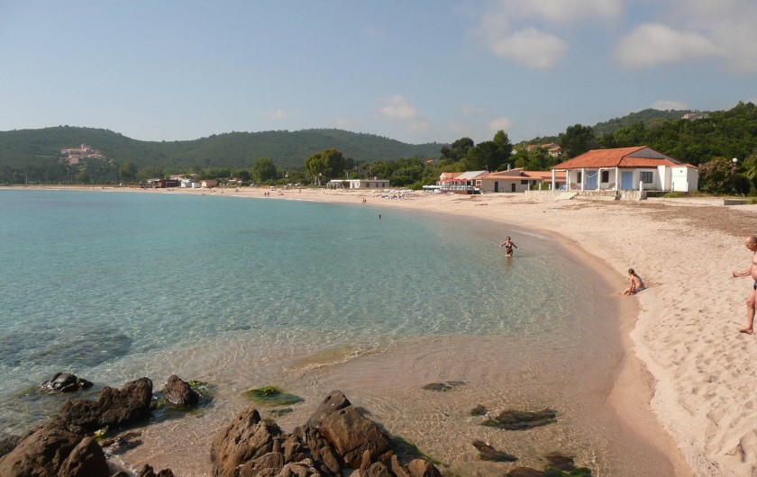 Location de vacances - Villa à Favone - Grande plage de sable fin de Favone à 10 mn à pieds de la villa