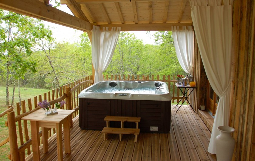Location de vacances - Chambre d'hôtes à Mauzac-et-Grand-Castang - la cabane et son spa privatif