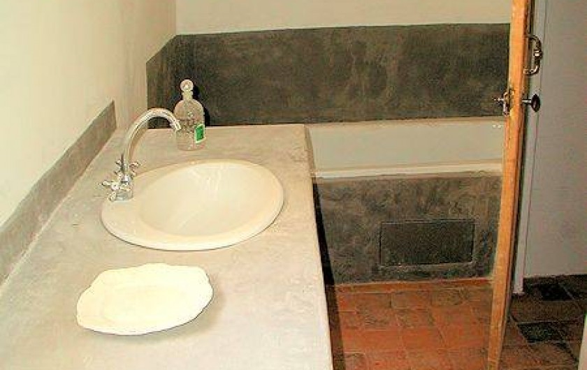 La salle de bains en tadelak, avec double lavabo, douche et baignoire