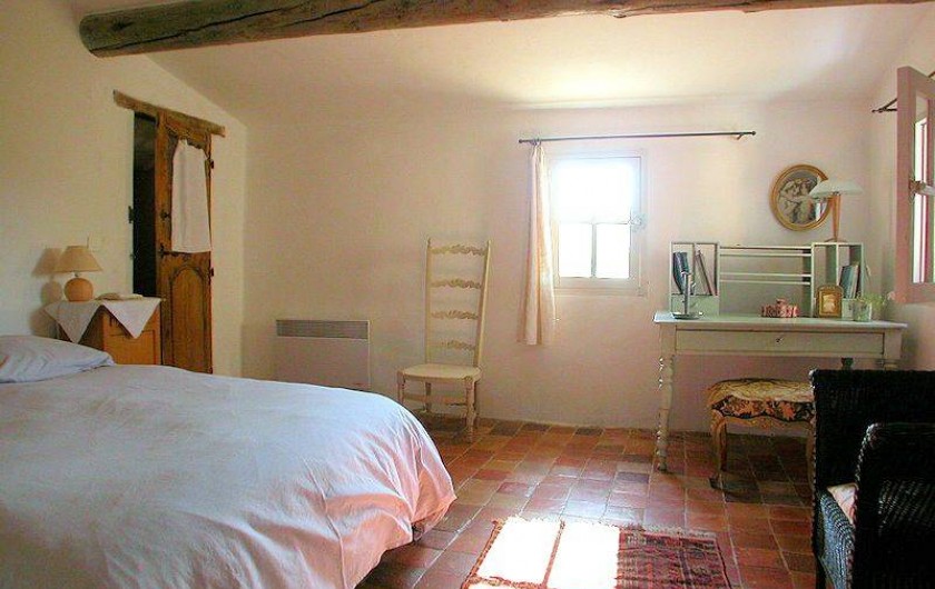 Une des  chambres avec ses poutres peintes et ses sols anciens