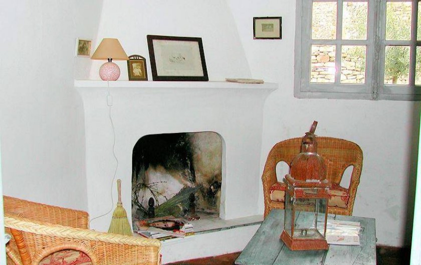 le petit salon avec sa cheminée pour les soirées d'automne