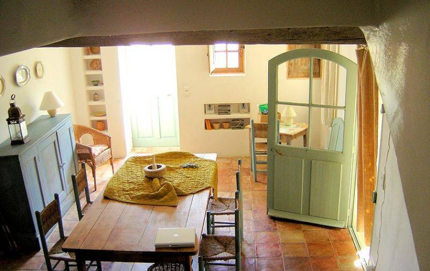 Location de vacances - Maison - Villa à Rustrel - une grande salle de séjour avec ses sols de terre cuite et ses meubles peints