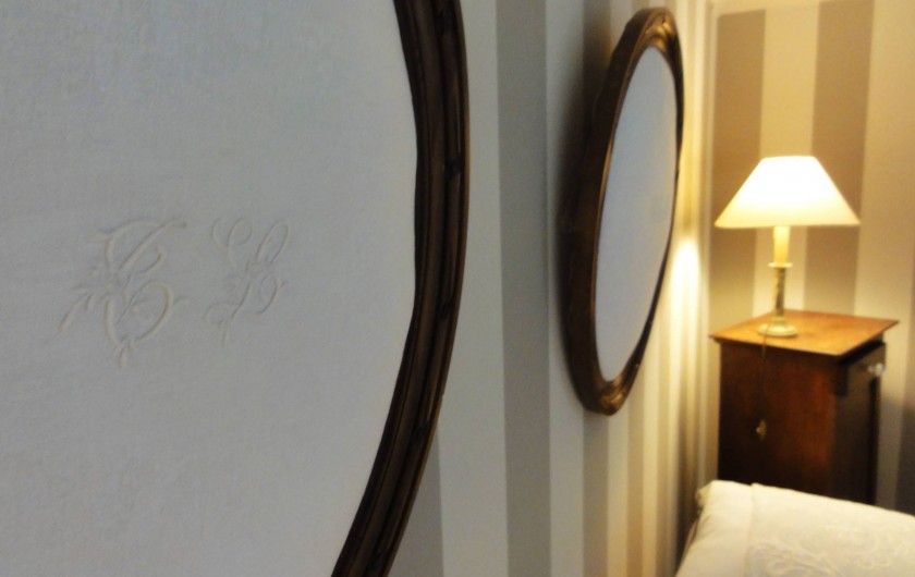 Location de vacances - Chambre d'hôtes à Bois-Guilbert - Cadres ornés de broderies anciennes faisant office de tête de lit