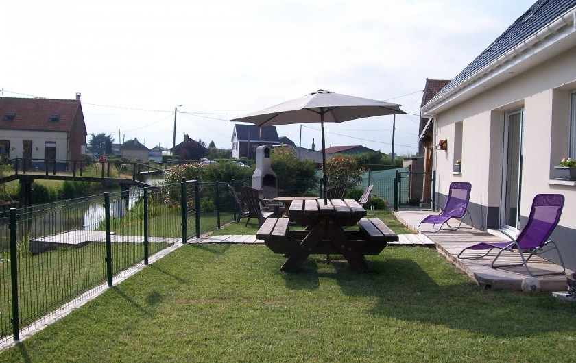 Location de vacances - Gîte à Saint-Omer - Terrasse arrière donnant sur la rivière