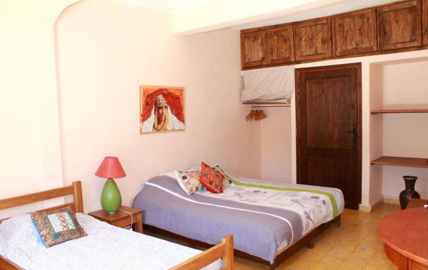 Location de vacances - Chambre d'hôtes à Agadir - vue d une chambre avec lit double et lit simple