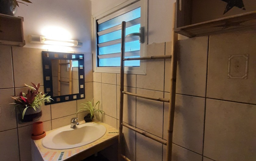 Location de vacances - Gîte à Saint-Leu - salle de bain bungalow soleil