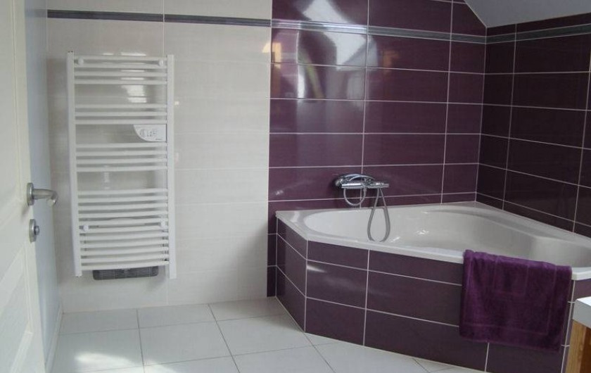 Location de vacances - Gîte à Marchastel - 1er étage : salle de bain avec baignoire d'angle