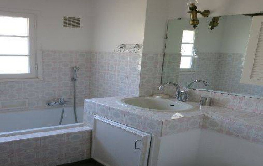 Salle de bains: baignoire, lavabo et bidet