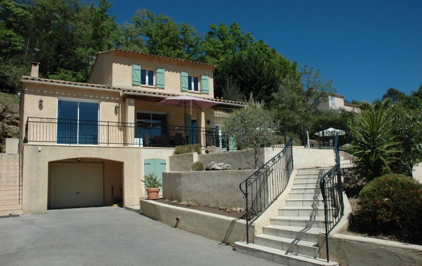 Location de vacances - Villa à Bagnols-en-Forêt - Toute la maison avec son escalier pour la terrasse.