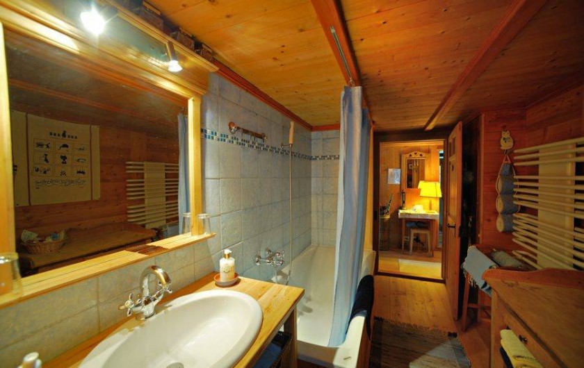 Location de vacances - Chalet à Les Diablerets - Salle de bain au rez-de-chaussée