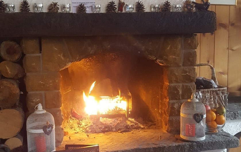 Location de vacances - Chalet à Les Diablerets - Cheminée à la salle à manger