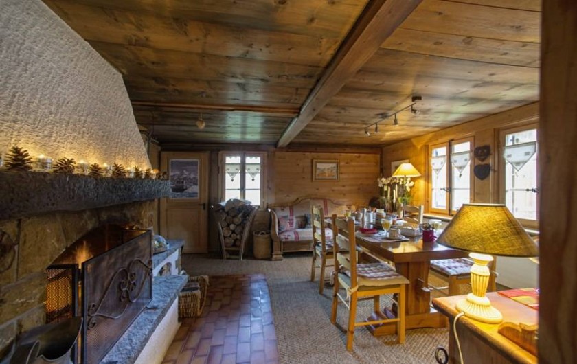 Location de vacances - Chalet à Les Diablerets - Salle à manger et la cheminée