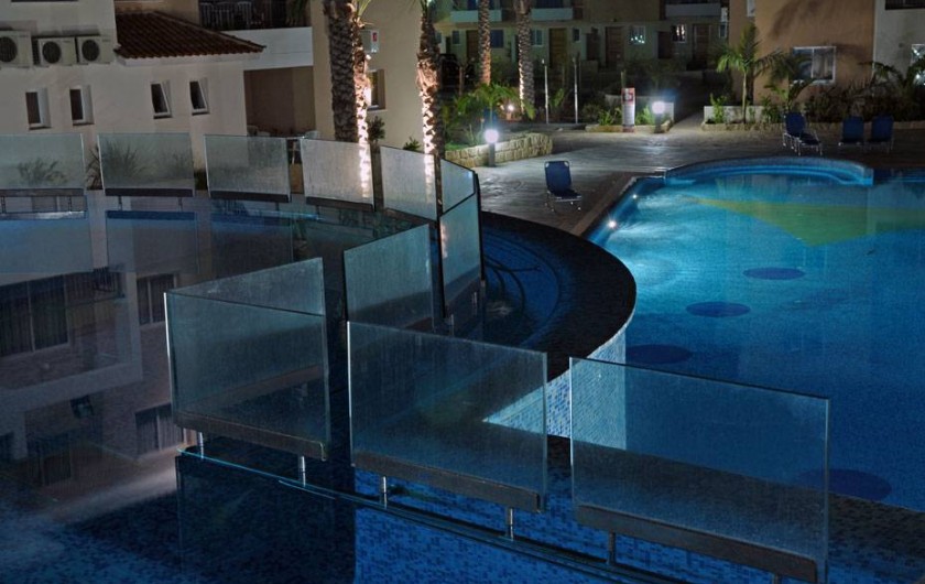 Location de vacances - Appartement à Paphos - Piscine par la nuit