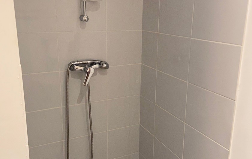 Location de vacances - Appartement à Villelaure - douche a l'Italienne avec pare douche western