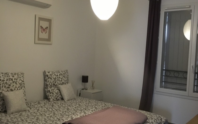 Location de vacances - Appartement à Villelaure - grande chambre avec lit 180 large équipé de placard, commode et cassette clim