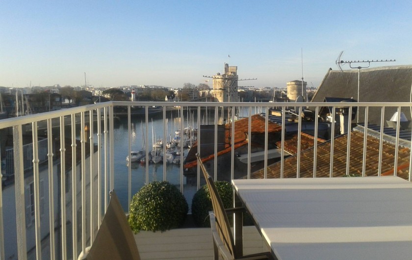 Location de vacances - Appartement à La Rochelle - Grand angle sur le Vieux Port en fin de matinée. Nouveau mobilier de terrasse.