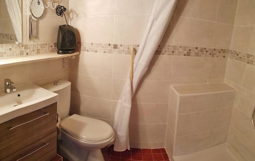 Location de vacances - Gîte à Eus - Salle d'eau avec wc gîte Rose