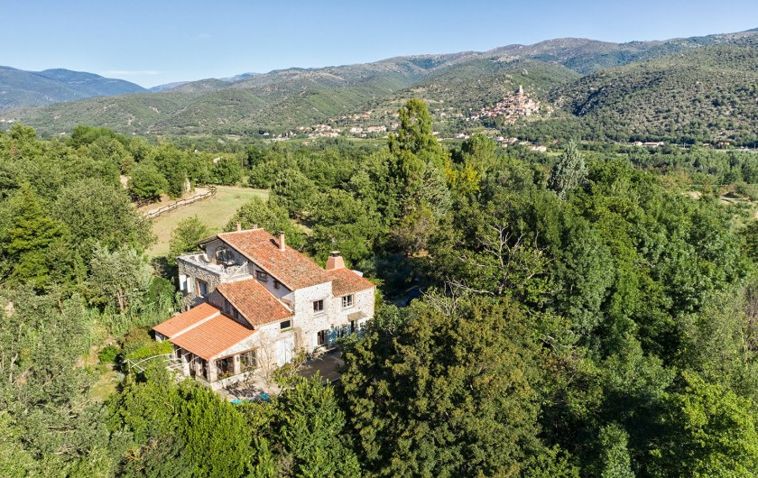 Location de vacances - Gîte à Eus - Vue aérienne du moulin, au loin le village d'Eus