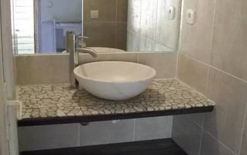 Location de vacances - Maison - Villa à Agde - salle de bain du bas avec douche 