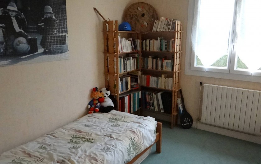 Location de vacances - Villa à Cormelles-le-Royal - Chambre du bas avec deux lits