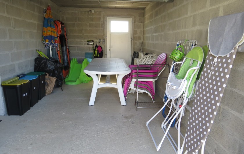 Garage avec mobilier extérieur et jeux à disposition