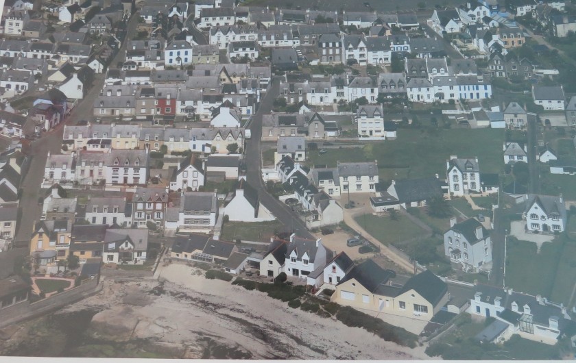Photo aérienne de la maison sur la plage