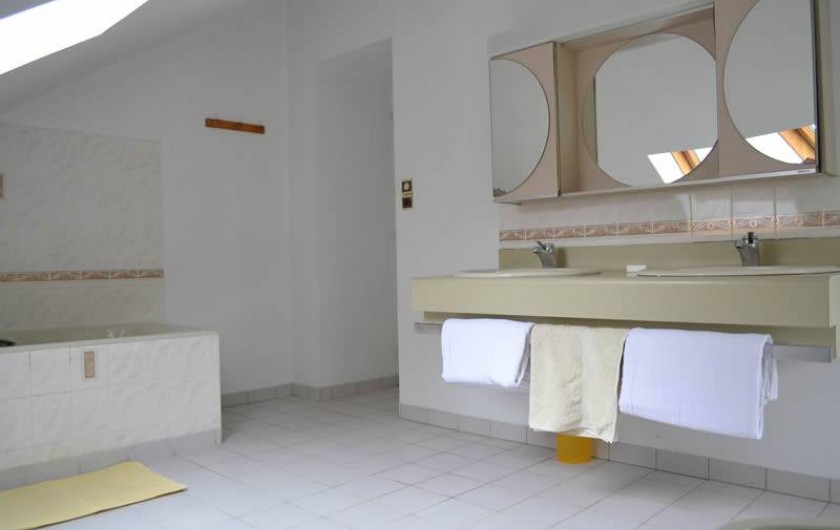 Location de vacances - Gîte à La Baconnière - Salle de bains 1er étage (double vasque + baignoire + bidet)